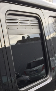 Lüftungsgitter Seitenfenster Mercedes-Benz G-Klasse ab 2018 - Lüftungsgitter verbaut in schwarzem Fahrzeug